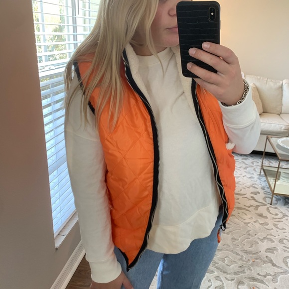 Forever 21 Men’s Sherpa reversible Vest - Picture 4 of 10